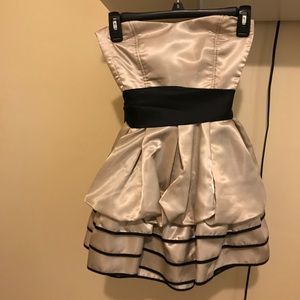 excellent condition. perfect for prom/wedding.